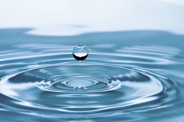 gota-agua-sobre-superficie-con-agua