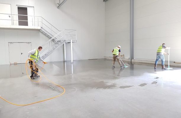 operarios-limpiando-nave-fin-de-obra